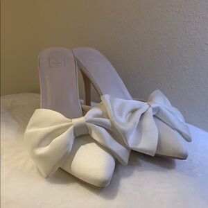 Elegant White Women's Shoes with Bow Detail